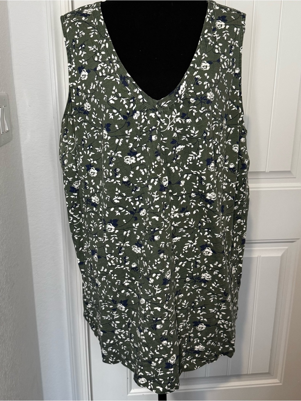 Woman Within Green/white floral tank 2x 26/28